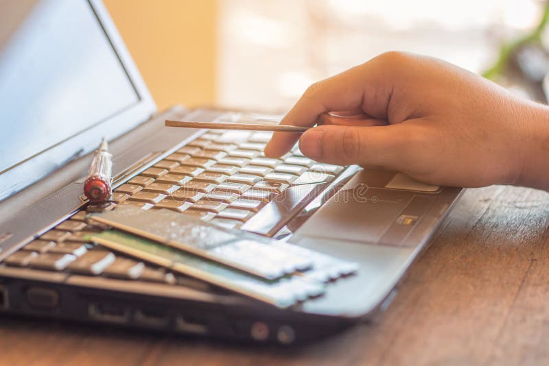 Il riparatore ristabilisce il computer portatile, installante l'hardware del disco rigido fotografie stock libere da diritti Il riparatore ristabilisce il computer portatile, installante l'hardware del disco rigido fotografie stock libere da diritti