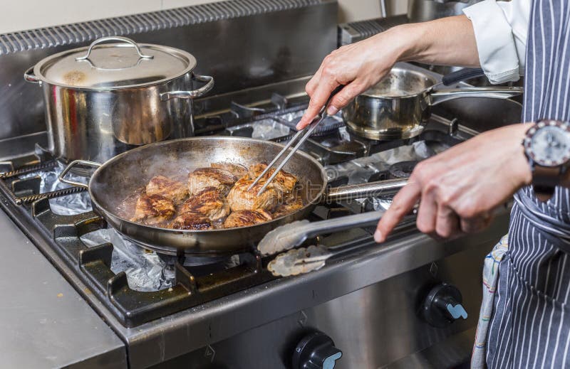 Il ristorante del cuoco unico tiene l'alimento per gli ospiti dell'hotel fotografie stock libere da diritti Il ristorante del cuoco unico tiene l'alimento per gli ospiti dell'hotel fotografie stock libere da diritti