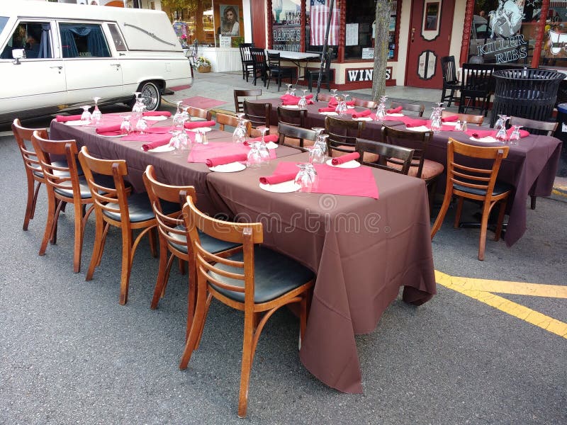Il ristorante presenta l'esterno per pranzare Al Fresco fotografia stock libera da diritti Il ristorante presenta l'esterno per pranzare Al Fresco fotografia stock libera da diritti