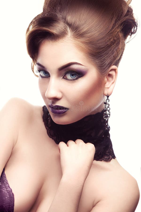 Il ritratto adorabile della donna adulta sessuale con compone e hairstyl fotografia stock libera da diritti Il ritratto adorabile della donna adulta sessuale con compone e hairstyl fotografia stock libera da diritti