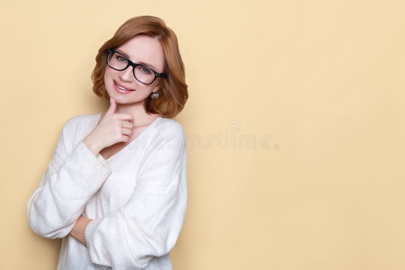 Il ritratto alto nei pressi di una donna soddisfatta gioiosa, con i capelli più breve porta il maglione di grande bianco di vetro fotografia stock libera da diritti