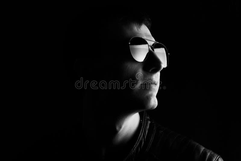 Il ritratto del giovane Giovane del primo piano in bomber nero ed occhiali da sole fotografia stock libera da diritti Il ritratto del giovane Giovane del primo piano in bomber nero ed occhiali da sole fotografia stock libera da diritti