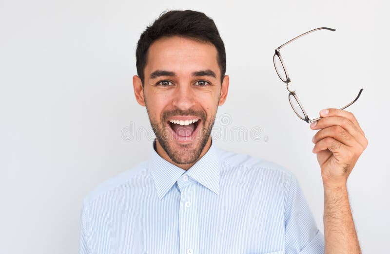 Il ritratto del primo piano di Horziontal di giovane maschio bello non rasato felice con spalanca la bocca, vince la cattiva vist fotografie stock Il ritratto del primo piano di Horziontal di giovane maschio bello non rasato felice con spalanca la bocca, vince la cattiva vist fotografie stock