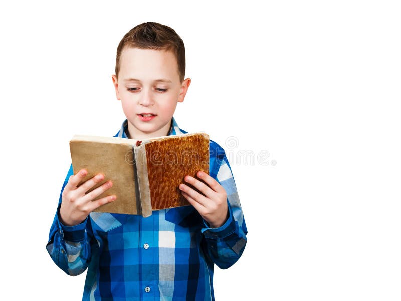 Il ritratto del ragazzo ha letto il libro Isolato su priorit? bassa bianca immagini stock libere da diritti Il ritratto del ragazzo ha letto il libro Isolato su priorit? bassa bianca immagini stock libere da diritti