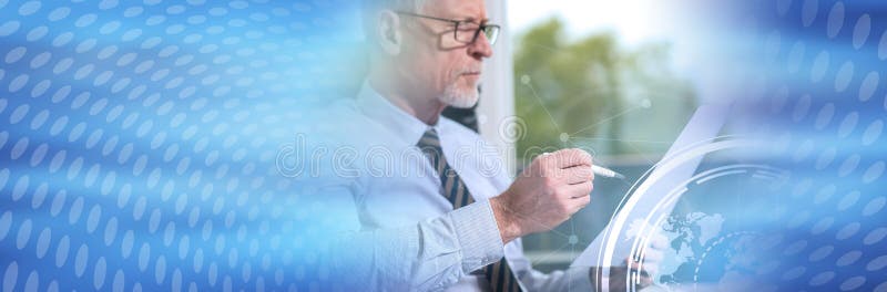 Il ritratto dell'uomo d'affari maturo che controlla un documento, ha ricoperto con i grafici Bandiera panoramica fotografia stock libera da diritti Il ritratto dell'uomo d'affari maturo che controlla un documento, ha ricoperto con i grafici Bandiera panoramica fotografia stock libera da diritti