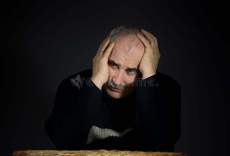 Il Distratto Vi Ha La Testa Il Ritratto Dell'uomo Maturo Ha Avvolto La Sua Testa Con Le Palme