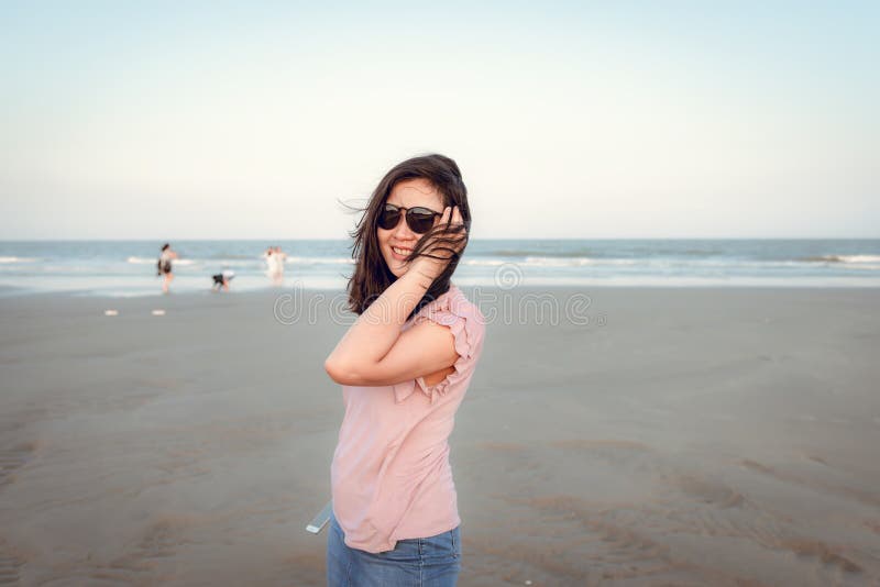 Il ritratto della donna graziosa ? godente e rilassantesi sulla spiaggia nel tempo di vacanza, emozione asiatica di felicit? dell fotografie stock Il ritratto della donna graziosa ? godente e rilassantesi sulla spiaggia nel tempo di vacanza, emozione asiatica di felicit? dell fotografie stock