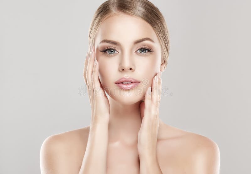 Il ritratto della giovane donna con pelle fresca pulita e morbidi, delicati compongono La donna sta toccando tenero al proprio fr fotografie stock libere da diritti Il ritratto della giovane donna con pelle fresca pulita e morbidi, delicati compongono La donna sta toccando tenero al proprio fr fotografie stock libere da diritti