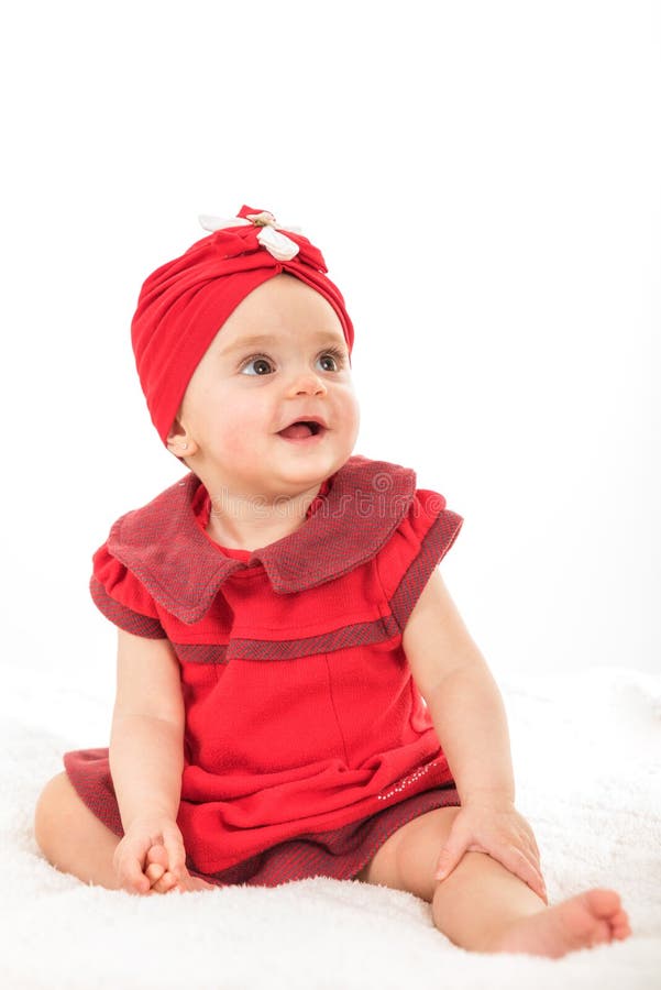 Il ritratto della neonata dolce si è vestito nel divertiresi rosso fotografia stock libera da diritti Il ritratto della neonata dolce si è vestito nel divertiresi rosso fotografia stock libera da diritti