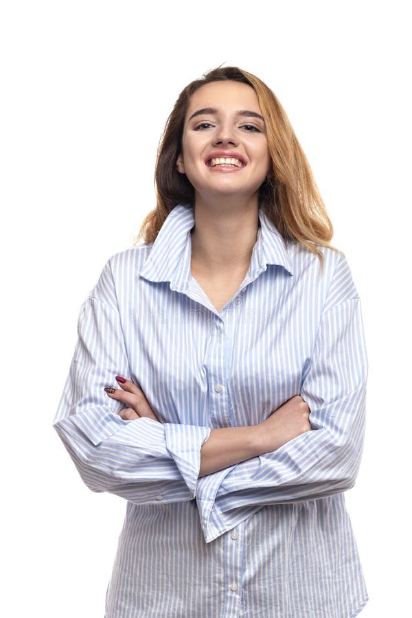 Il ritratto dello studio di una giovane donna con i jeans d'uso e la blusa dei capelli biondi lunghi con le armi ha attraversato, fotografia stock libera da diritti Il ritratto dello studio di una giovane donna con i jeans d'uso e la blusa dei capelli biondi lunghi con le armi ha attraversato, fotografia stock libera da diritti