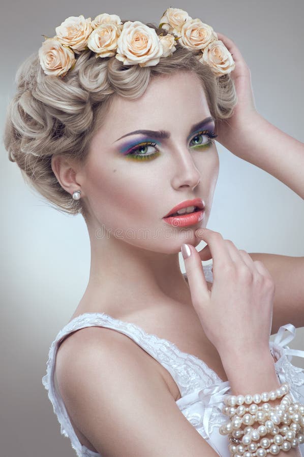 Il ritratto di bellezza della sposa con le rose si avvolge in capelli immagini stock libere da diritti Il ritratto di bellezza della sposa con le rose si avvolge in capelli immagini stock libere da diritti