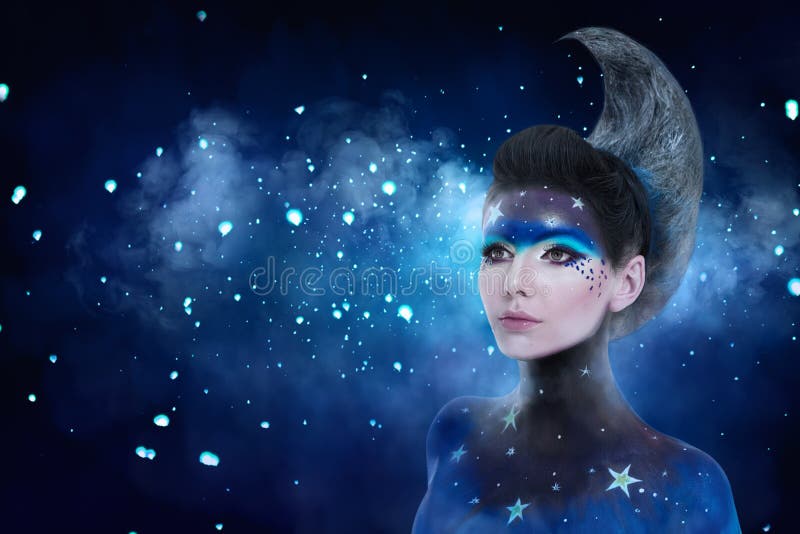 Il ritratto di fantasia della donna della luna con le stelle prepara e moon la pettinatura di stile fotografie stock libere da diritti Il ritratto di fantasia della donna della luna con le stelle prepara e moon la pettinatura di stile fotografie stock libere da diritti