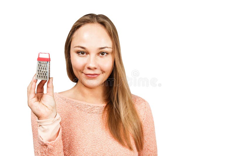 Il ritratto di giovane bella donna tiene la grattugia Isolato su priorit? bassa bianca fotografia stock Il ritratto di giovane bella donna tiene la grattugia Isolato su priorit? bassa bianca fotografia stock