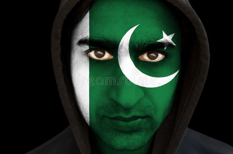 Il ritratto di un uomo con il pakistano inbandiera la pittura del fronte immagine stock libera da diritti Il ritratto di un uomo con il pakistano inbandiera la pittura del fronte immagine stock libera da diritti