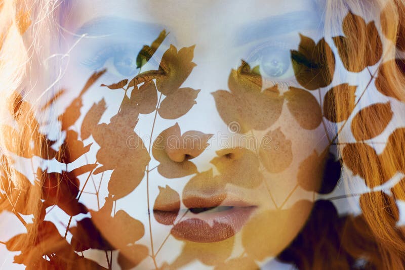 Il ritratto di una donna con una doppia esposizione, la ragazza e la natura vaga della foto non è a fuoco Le foglie sulla donna fotografie stock Il ritratto di una donna con una doppia esposizione, la ragazza e la natura vaga della foto non è a fuoco Le foglie sulla donna fotografie stock