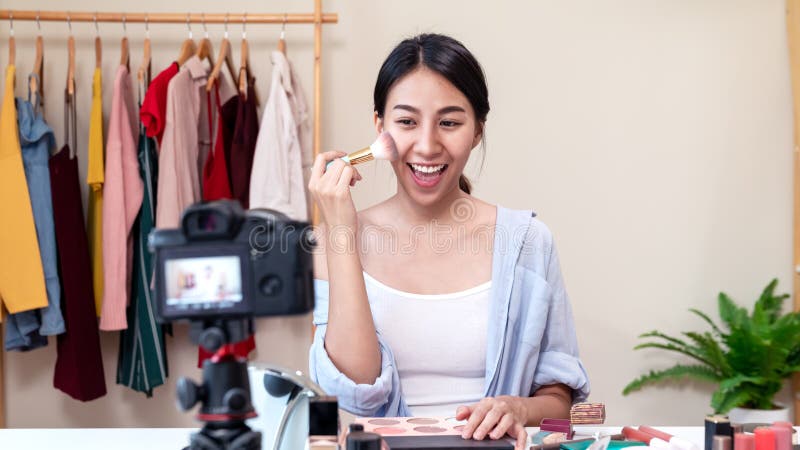 Il ritratto o il colpo in testa di giovane influencer asiatico attraente, del blogger di bellezza, del creatore contento o dell'e fotografia stock Il ritratto o il colpo in testa di giovane influencer asiatico attraente, del blogger di bellezza, del creatore contento o dell'e fotografia stock