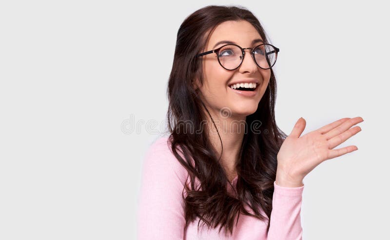 Il ritratto schietto di bella giovane donna, vasto sorriso dello studio, indossa l'attrezzatura e gli occhiali casuali fotografia stock libera da diritti Il ritratto schietto di bella giovane donna, vasto sorriso dello studio, indossa l'attrezzatura e gli occhiali casuali fotografia stock libera da diritti