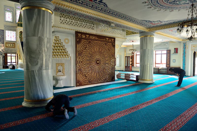 Il rituale della moschea di Tunahan di culto ha concentrato nella preghiera, Costantinopoli, T fotografia stock libera da diritti Il rituale della moschea di Tunahan di culto ha concentrato nella preghiera, Costantinopoli, T fotografia stock libera da diritti