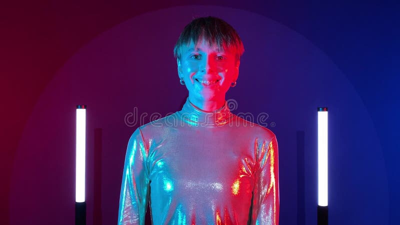 Il robot delle androidi femmina fa sorridere sintetico imparando a esprimere gioia stock footage
