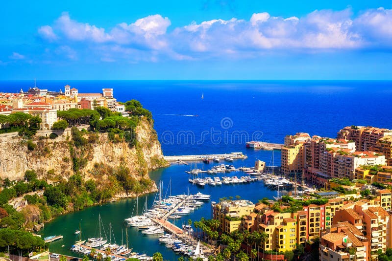 Il Rocher, Fontvieille ed il suo porto ed il mar Mediterraneo fotografie stock libere da diritti Il Rocher, Fontvieille ed il suo porto ed il mar Mediterraneo fotografie stock libere da diritti