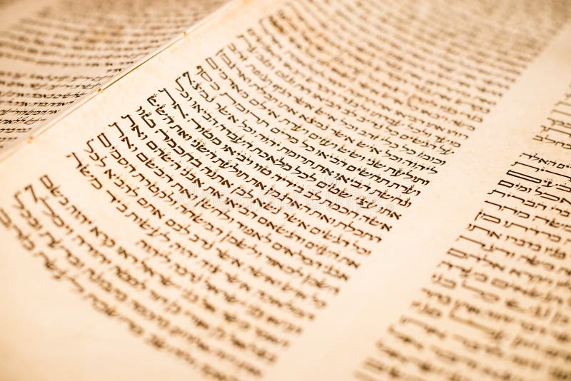 Il rotolo scritto a mano ebraico di Torah, su una sinagoga si altera