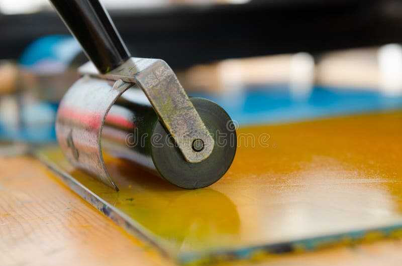 Il rullo di pittura acrilica ha preparato per mono stampa e stampa dello schermo immagini stock libere da diritti Il rullo di pittura acrilica ha preparato per mono stampa e stampa dello schermo immagini stock libere da diritti