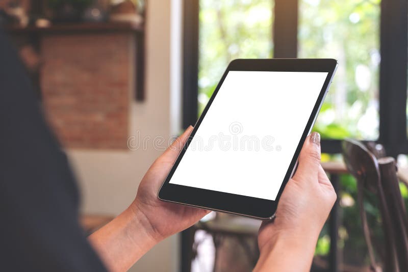 Il ` s della donna passa la tenuta del pc nero della compressa con lo schermo da tavolino in bianco in caffè immagine stock Il ` s della donna passa la tenuta del pc nero della compressa con lo schermo da tavolino in bianco in caffè immagine stock
