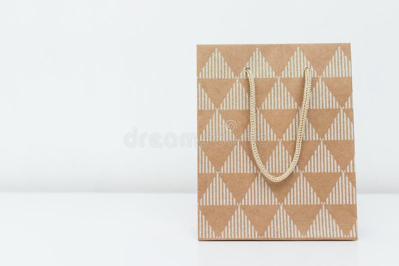 Il sacco di carta beige del cartone ha fatto del materiale riciclato di Kraft su fondo bianco con lo spazio della copia fotografia stock Il sacco di carta beige del cartone ha fatto del materiale riciclato di Kraft su fondo bianco con lo spazio della copia fotografia stock