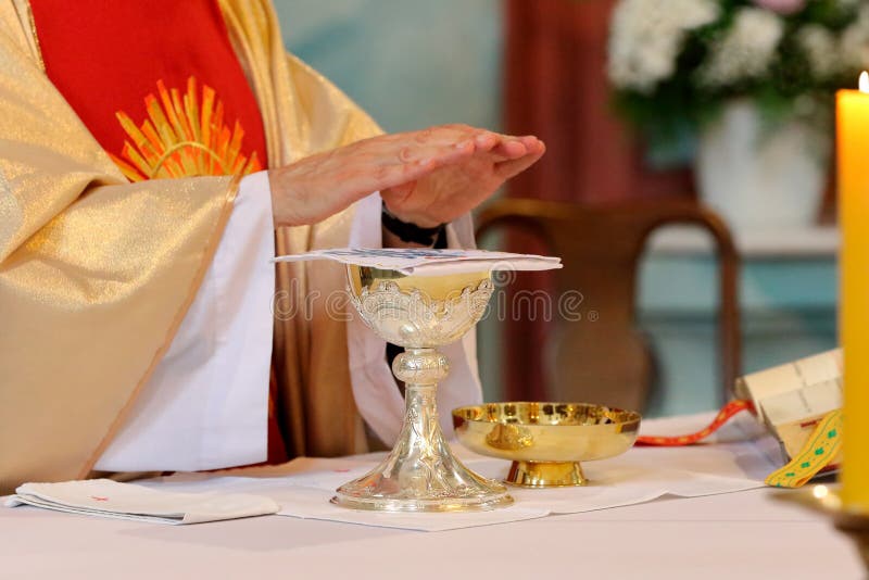 Il sacerdote celebra la massa alla chiesa