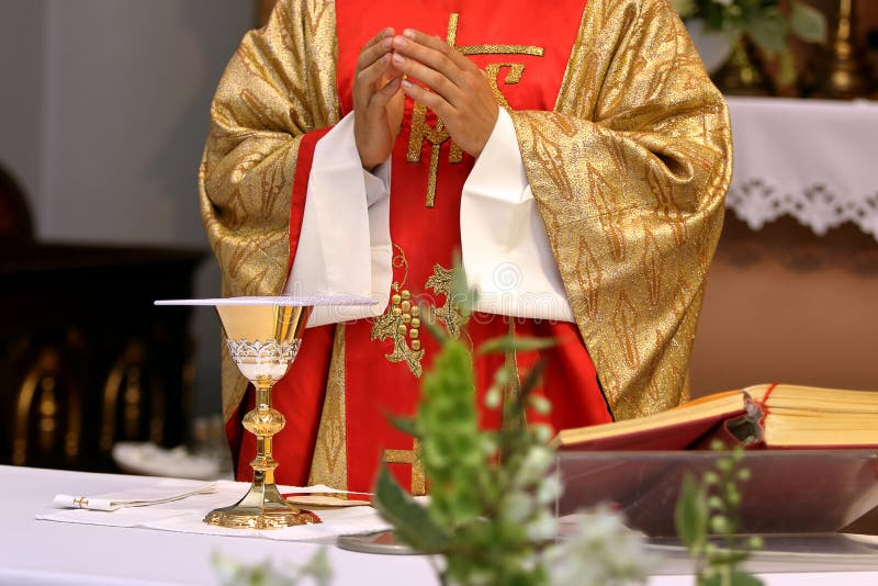 Il sacerdote celebra la massa di nozze alla chiesa