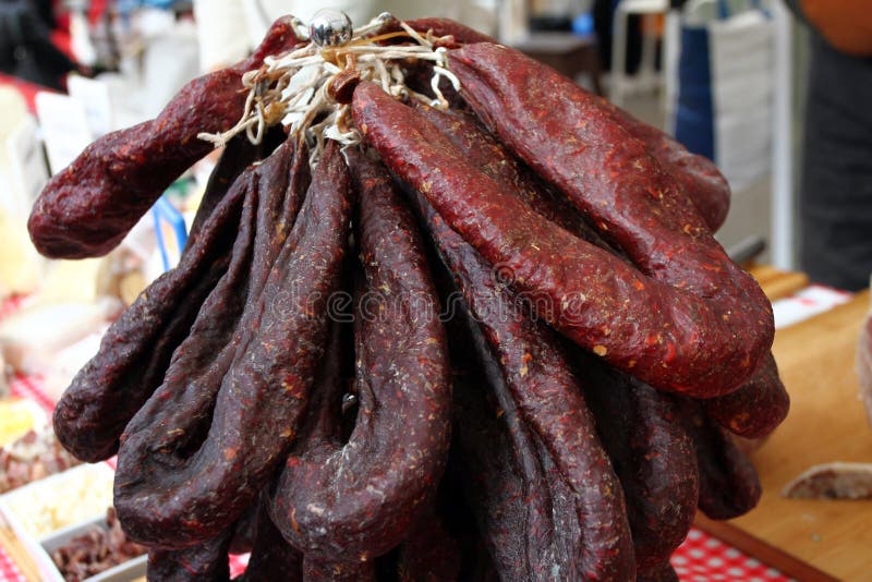 Il salame asciutto crudo appende Il mucchio dei salami asciutti appende Struttura asciutta del fondo della carne Lukanka, sudjuk fotografia stock Il salame asciutto crudo appende Il mucchio dei salami asciutti appende Struttura asciutta del fondo della carne Lukanka, sudjuk fotografia stock