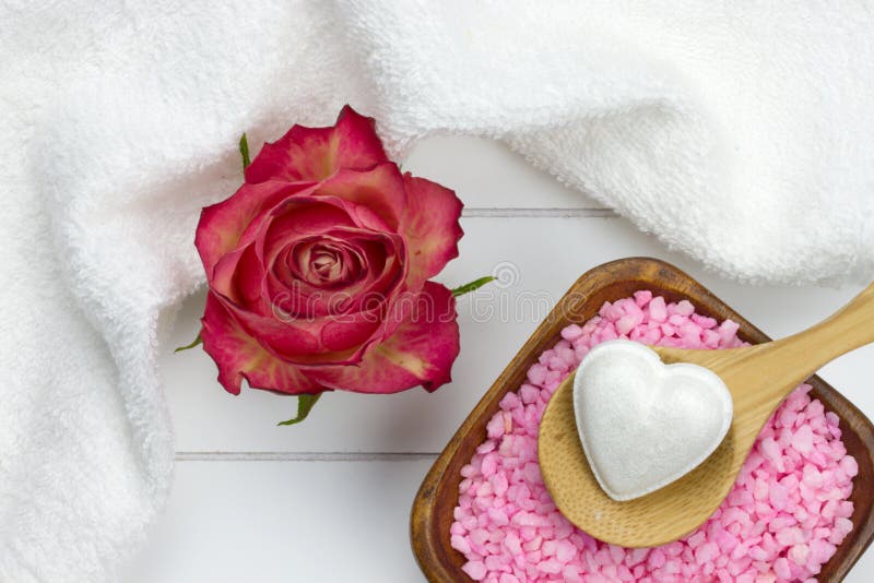 Il sale da bagno in ciotola e nel cuore ha modellato il fizzer del bagno immagini stock libere da diritti Il sale da bagno in ciotola e nel cuore ha modellato il fizzer del bagno immagini stock libere da diritti
