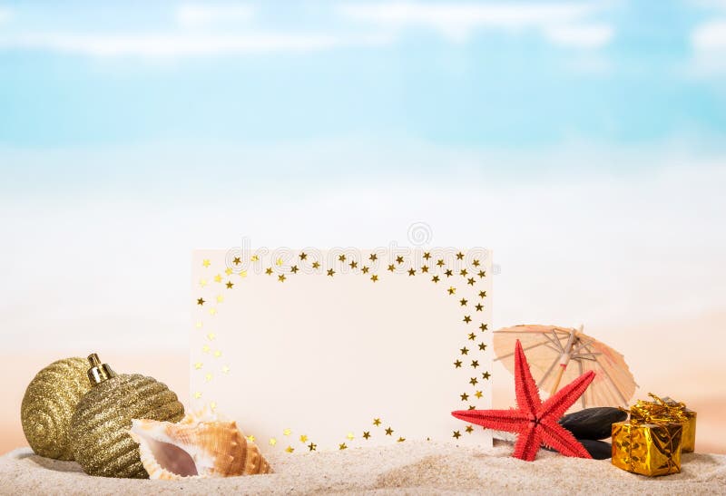Il saluto in bianco, la stella, Natale gioca, regali in sabbia contro il mare fotografie stock libere da diritti Il saluto in bianco, la stella, Natale gioca, regali in sabbia contro il mare fotografie stock libere da diritti