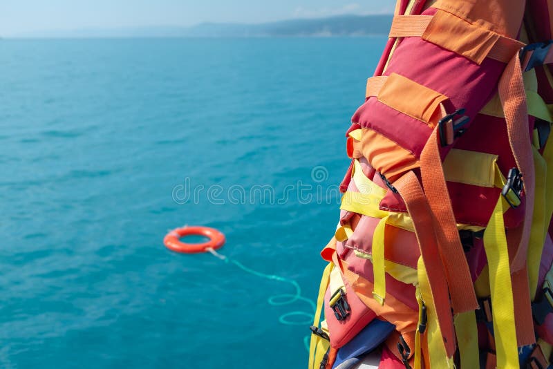 Il salvagente arancione è gettato nel mare blu contro lo sfondo del vita salvataggio fotografie stock Il salvagente arancione è gettato nel mare blu contro lo sfondo del vita salvataggio fotografie stock