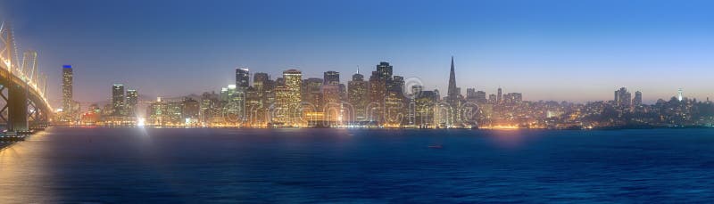 Il San Francisco Skyline al crepuscolo fotografie stock Il San Francisco Skyline al crepuscolo fotografie stock