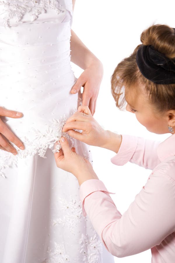 Il sarto cuce il vestito della sposa
