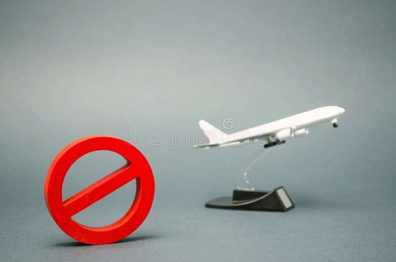 Il segno del divieto e di un aereo miniatura del giocattolo Divieto di voli degli aerei civili Zona severa Arresti il simbolo Div fotografia stock Il segno del divieto e di un aereo miniatura del giocattolo Divieto di voli degli aerei civili Zona severa Arresti il simbolo Div fotografia stock