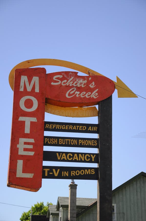 Il segno del motel dell'insenatura del ` s di Schitt come descritto nella serie televisiva dell'insenatura del ` s di Schitt fotografia stock libera da diritti Il segno del motel dell'insenatura del ` s di Schitt come descritto nella serie televisiva dell'insenatura del ` s di Schitt fotografia stock libera da diritti
