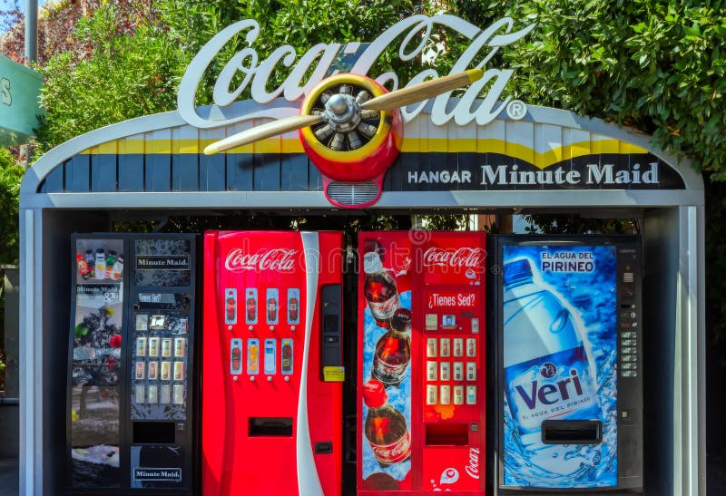 Il segno della coca-cola sulla cima del gabinetto rosso della macchina dell'annata è immagine stock libera da diritti Il segno della coca-cola sulla cima del gabinetto rosso della macchina dell'annata è immagine stock libera da diritti