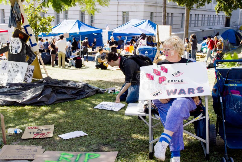 Il segno sedendosi il partecipante a occupa la LA immagini stock libere da diritti Il segno sedendosi il partecipante a occupa la LA immagini stock libere da diritti