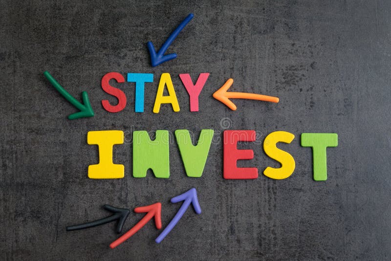 Il soggiorno investito in azione senza il concetto della sincronizzazione del mercato, frecce che indicano le parole SOGGIORNO IN immagini stock Il soggiorno investito in azione senza il concetto della sincronizzazione del mercato, frecce che indicano le parole SOGGIORNO IN immagini stock