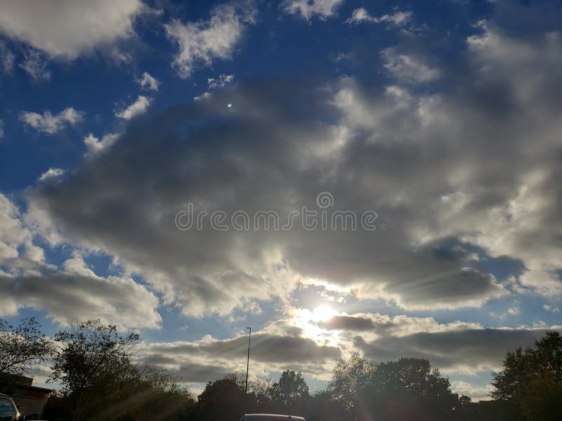 Il sole coperto dal cielo di nuvola fotografie stock