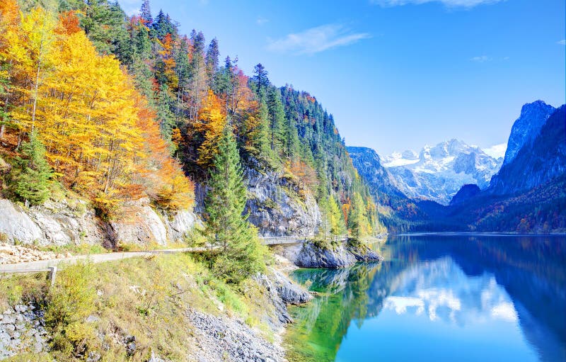 Il sole fantastico di autunno si accende sul lago Gosausee della montagna fotografie stock libere da diritti Il sole fantastico di autunno si accende sul lago Gosausee della montagna fotografie stock libere da diritti