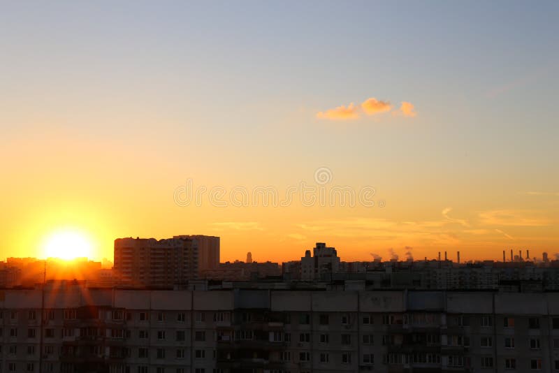 Il sole mette dietro le case fotografie stock Il sole mette dietro le case fotografie stock