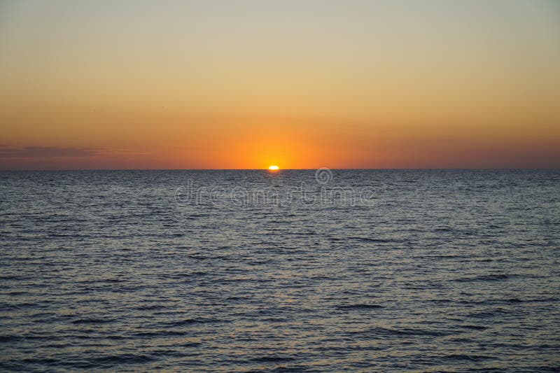 Il Sole Sul Mare Alba Sul Mare Di Azov Fotografia Stock