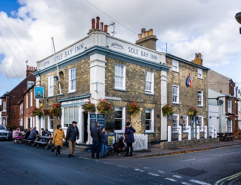 Il solo pub della locanda della baia in Southwold, Suffolk, Regno Unito immagini stock Il solo pub della locanda della baia in Southwold, Suffolk, Regno Unito immagini stock