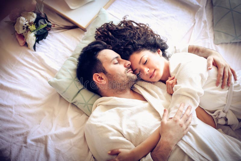 Il sonno nell'abbraccio amoroso della persona è la maggior parte di bella cosa immagine stock libera da diritti Il sonno nell'abbraccio amoroso della persona è la maggior parte di bella cosa immagine stock libera da diritti