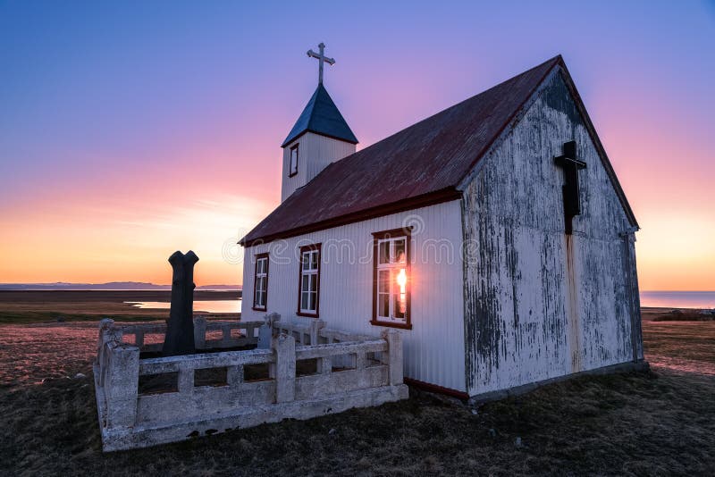 Il Sun splende attraverso la chiesa al tramonto in Islanda immagini stock libere da diritti Il Sun splende attraverso la chiesa al tramonto in Islanda immagini stock libere da diritti