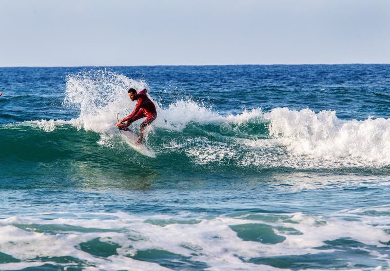 Il surfista guida le onde Israele, Tel Aviv, feste di Natale immagine stock libera da diritti Il surfista guida le onde Israele, Tel Aviv, feste di Natale immagine stock libera da diritti