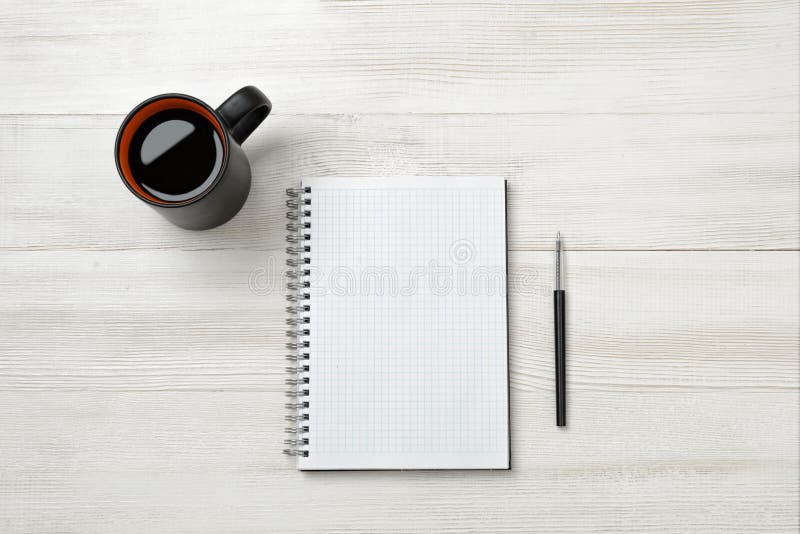 Il taccuino, la tazza di coffe e la matita hanno messo sopra la tavola fotografie stock Il taccuino, la tazza di coffe e la matita hanno messo sopra la tavola fotografie stock
